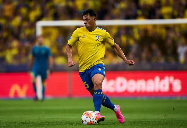 Blas Riveros en acción con la camiseta del Brondby de Dinamarca, con el que jugó cuatro temporadas.