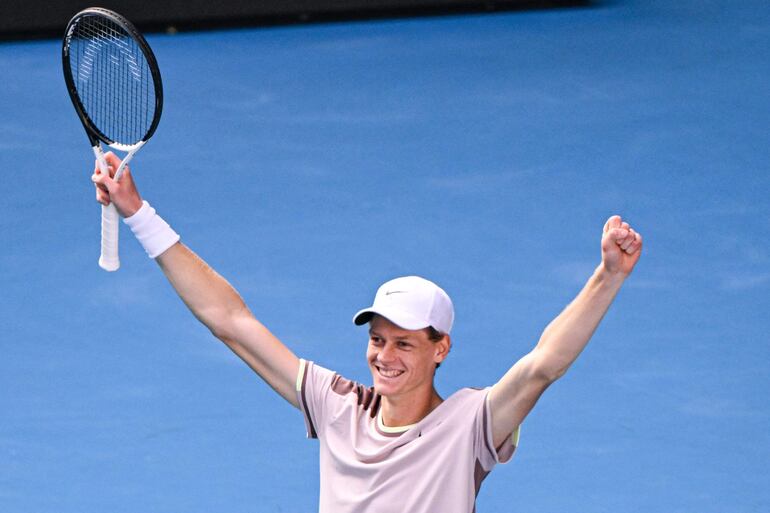 El italiano Jannik Sinner celebra la victoria en un partido de la semifinales del Abierto de Australia frente al serbio Novak Djokovic, en Melbourne. 