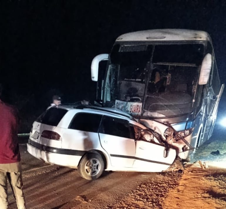 Estado en el que quedó el vehículo de los músicos curuguateños fallecidos anoche, tras colisionar con un colectivo