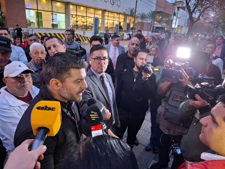 Óscar Nenecho Rodríguez durante inauguración de obras en el barrio Sajonia de Asunción.