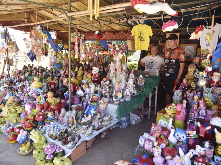 En este puesto habitual de alfarería en las cercanías de Tupãsy Ykua nos aseguraron que  la venta está muy bien, mediante la gran concurrencia de fieles.