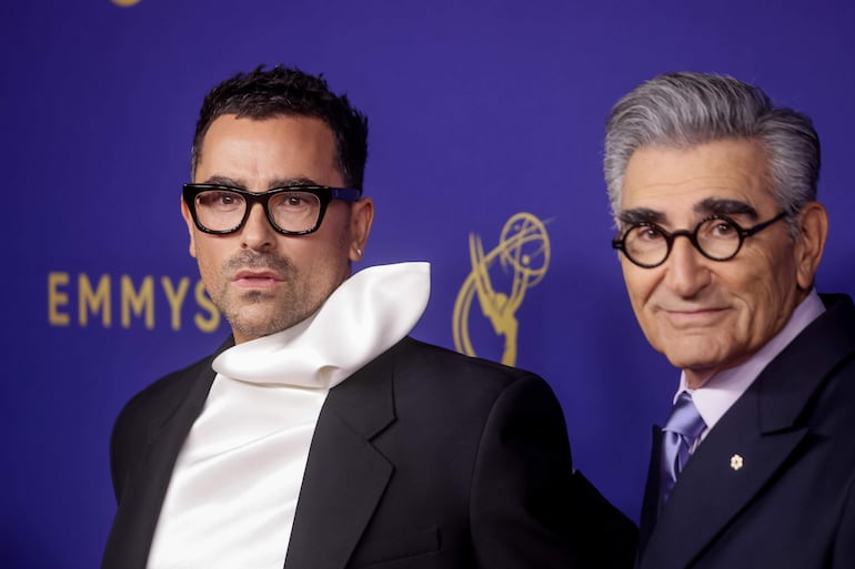 Dan Levy (L) y Eugene Levy, los presentadores de la gala.