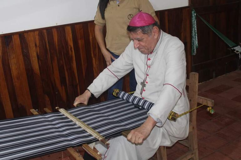 Monseñor Valenzuela conoció las técnicas que se utilizan para confeccionar el tradicional poncho.