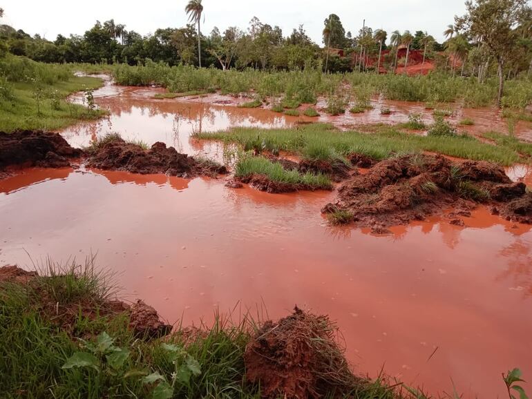 Contaminación de arroyo tras desborde de una pileta de procesamiento de oro en Paso Yobái.