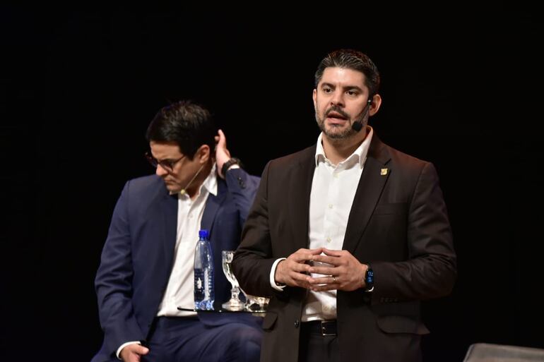 El jefe de gabinete de la Municipalidad de Asunción, Nelson Mora, y el intendente capitalino Óscar "Nenecho" Rodríguez, durante la presentación del informe de gestión en el Centro Paraguayo Japonés.