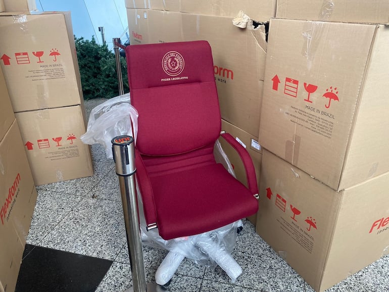 Sillas nuevas compradas para el Congreso.