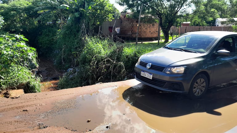 Puente ubicado sobre el arroyo Pai Ñu en las calles Capitán Bado y María Auxiliadora sin baranda protectora en un sector y representa un gran peligro.