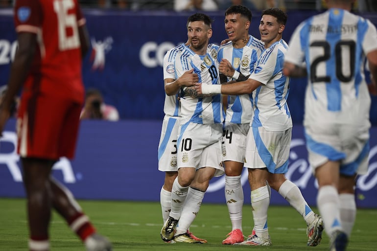 Lionel Messi de Argentina (C) es felicitado por sus compañeros de equipo después de marcar un gol contra Canadá durante el partido de semifinales de la CONMEBOL Copa América 2024 entre Argentina y Canadá, en East Rutherford, Nueva Jersey, EE.UU. , 09 2024.