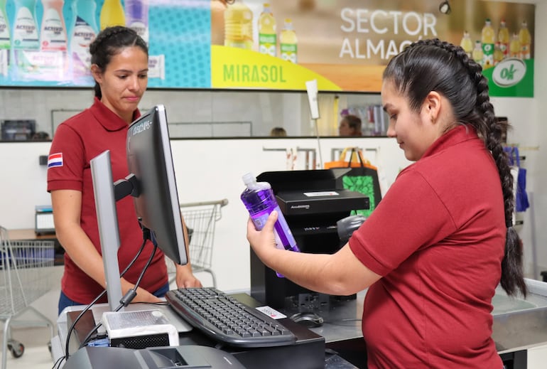 La capacitación de cajeros de supermercados incluye el uso de tecnología para la detección de billetes falsos.