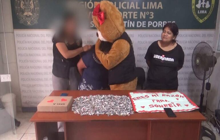 Un agente de Policía peruano disfrazado de oso por el Día de San Valentín, tras la captura de una mujer en un operativo policial, hoy, en Lima (Perú).