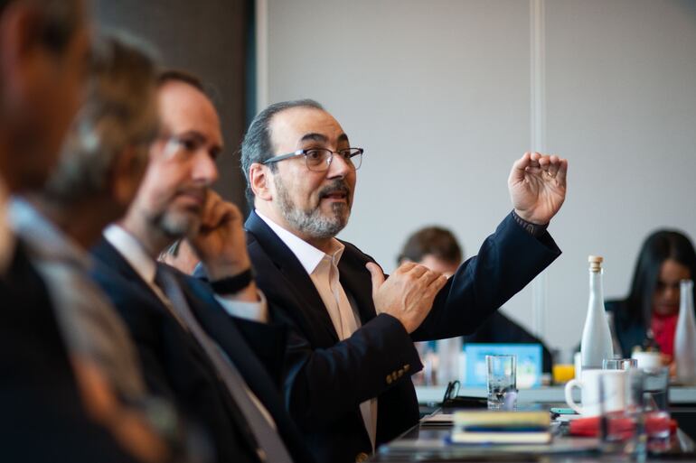 El presidente ejecutivo de CAF, Sergio Díaz-Granados, dio una conferencia sobre el RED 2024 "Energías renovadas: Transición energética justa para el desarrollo sostenible".