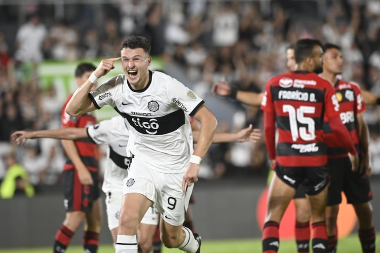 Facundo Bruera grita con todo el gol que le marcó a Flamengo y fue el de la clasificación para Olimpia