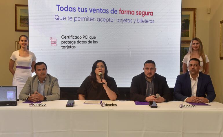 Eduardo Szarán, Gerente de Productos; Sixta Salinas, Directora Ejecutiva; Emilio Vargas, Gerente de Negocios y Planificación y Germán Valentino, Gerente de Tecnología.