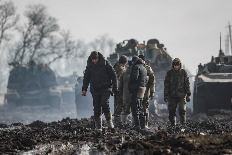 Imagen de archivo de militares rusos y vehículos blindados en la carretera en la región de Rostov, Rusia. (Ilustrativa).