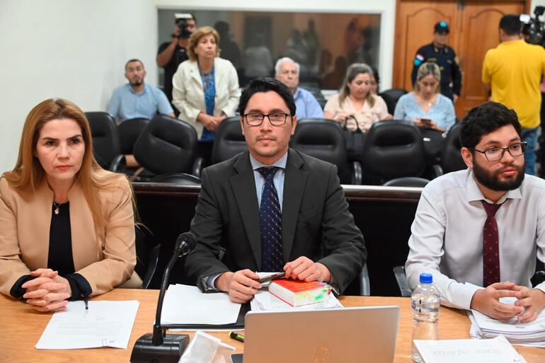 La fiscal Teresita Torres y el querellante Abg. José Armoa (centro), anunciaron que apelarón la sentencia.