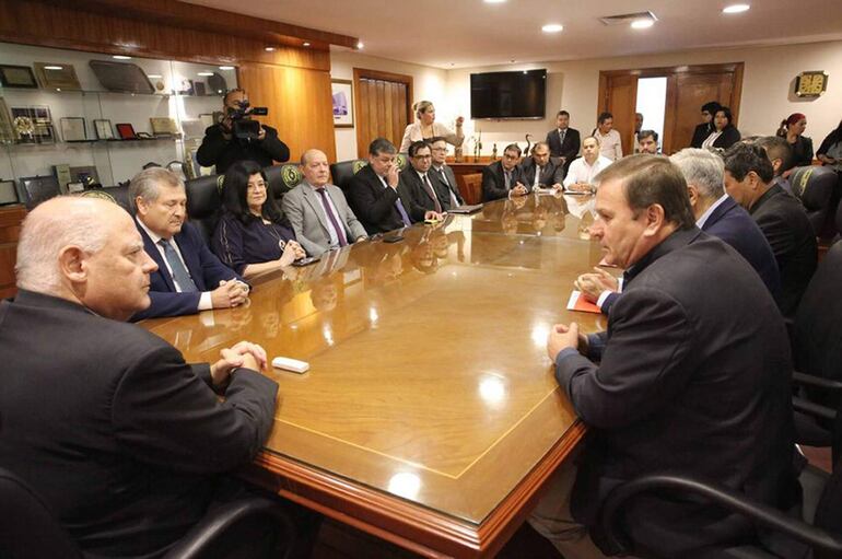Reunion entre ministros de la Corte Suprema de Justicia presidida por Luis María Benítez Riera (izq.) y autoridades municipales de Lambaré, encabezadas por el intendente Guido González.