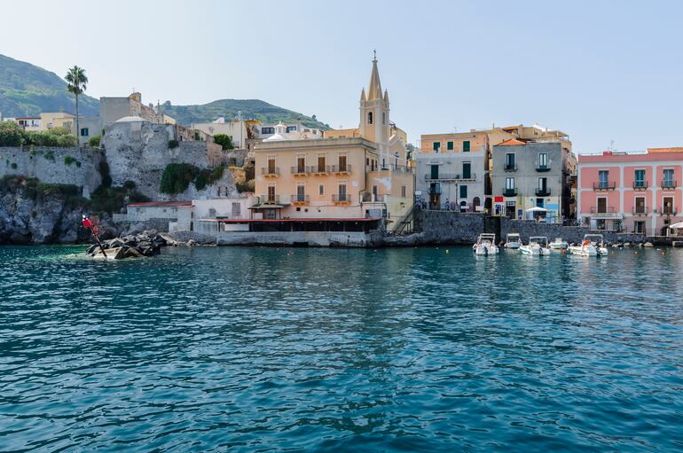 La ciudad de Lipari con el puerto deportivo Corta, una de las islas Eolias, Italia.