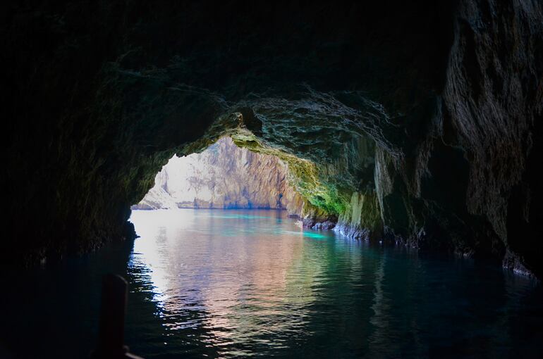 Reflejos turquesa en las aguas de la Gruta Azul.