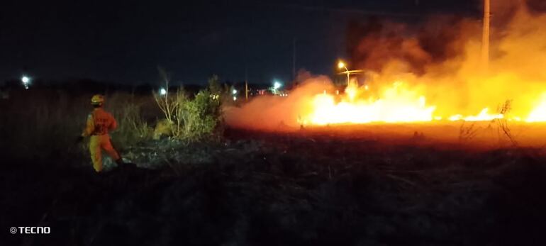 Incendio de gran magnitud registrado en el barrio Santa Lucía de Villarrica.