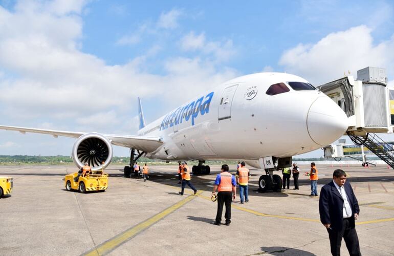 Air Europa presentó ayer la nave Boeing 787-8 para próximos vuelos directos  a España.