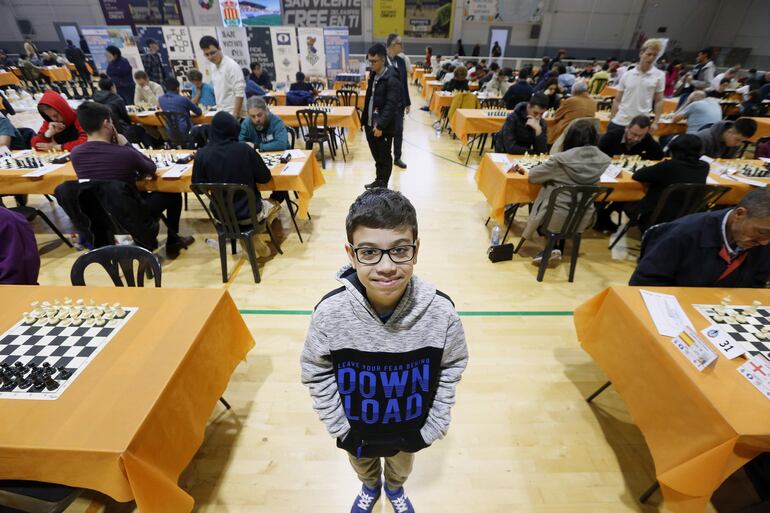 El joven prodigio, acompañado por sus padres, Alejandro y Romina, ha participado durante estos días en el Open Internacional de Semana Santa celebrado en San Vicente del Raspeig, evento dotado con 20.000 euros en premios y en el que han tomado parte unos 600 ajedrecistas de 52 países. 