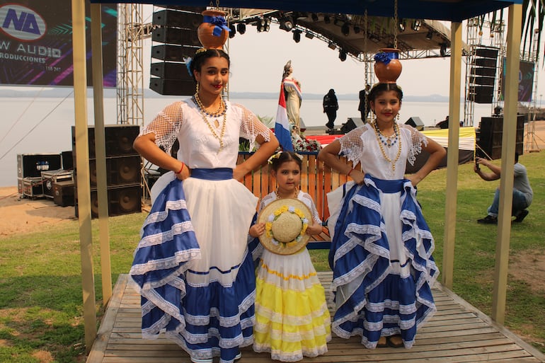 Las alumnas de la academia Jasy Mimbi Jeroky lucieron los tradicionales atuendos típicos paraguayos.