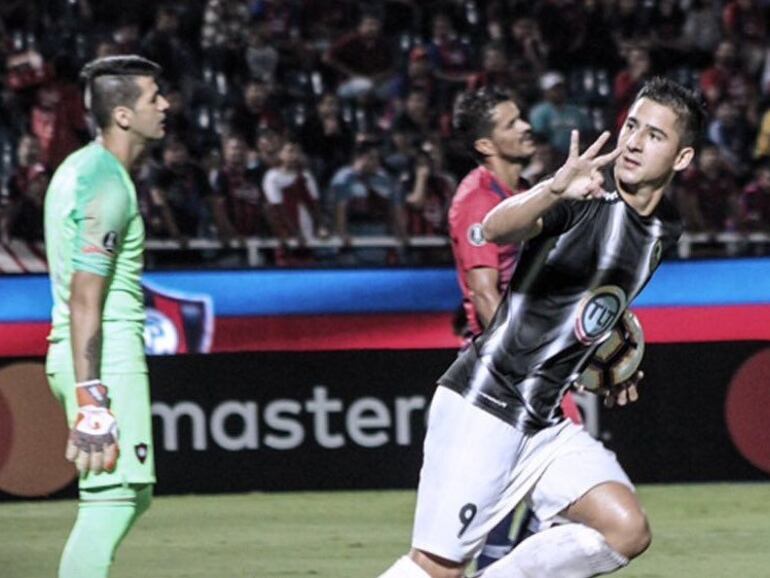 El paraguayo Guillermo Paiva, futbolista de Zamora, celebra un gol en el partido frente a Cerro Porteño por la Copa Libertadores 2019 en La Nueva Olla en Asunción, Paraguay.