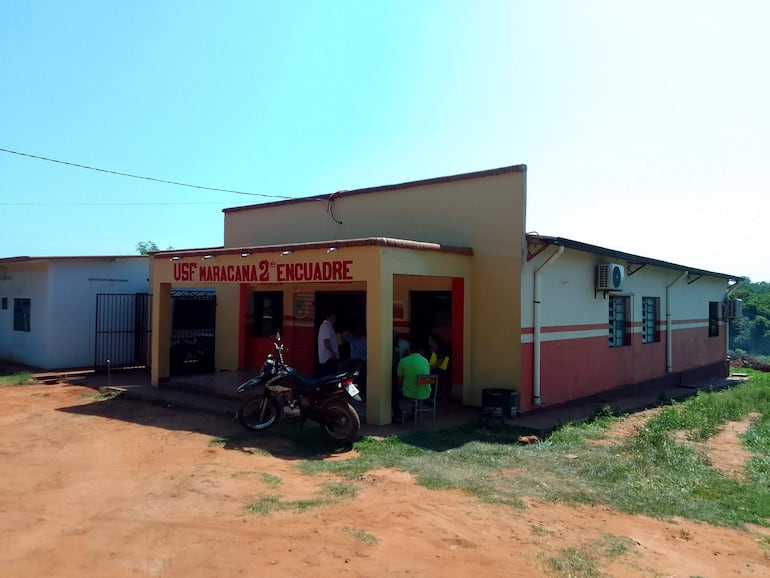 El local de la USF funciona en muy precarias condiciones y sin los equipamientos necesarios. Pobladores de este municipio, ubicado entre los departamentos de Canindeyú y San Pedro, reclaman al Ministerio de Salud la recategorización de una USF a un hospital distrital, además del equipamiento del local para poder mejorar la atención de los pacientes. También piden una mayor cantidad de personal de blanco y medicamentos. Lamentaron que en la zona sigan muriendo personas por la falta de una buena infraestructura.