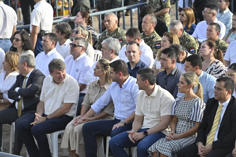 El presidente Santiago Peña y el vicepresidente Pedro Alliana conversan con Denis Lichi, durante la misa central de Caacupé esta mañana. Estuvieron acompañados de numerosas autoridades más.