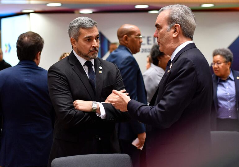 El presidente de Paraguay, Mario Abdo Benítez (izquierda), habla con el presidente de República Dominicana, Luis Abinader (derecha), antes de la sesión plenaria de la cumbre de la Unión Europea y la Comunidad de Estados Latinoamericanos y Caribeños (UE-CELAC) en el edificio del Consejo Europeo en Bruselas.