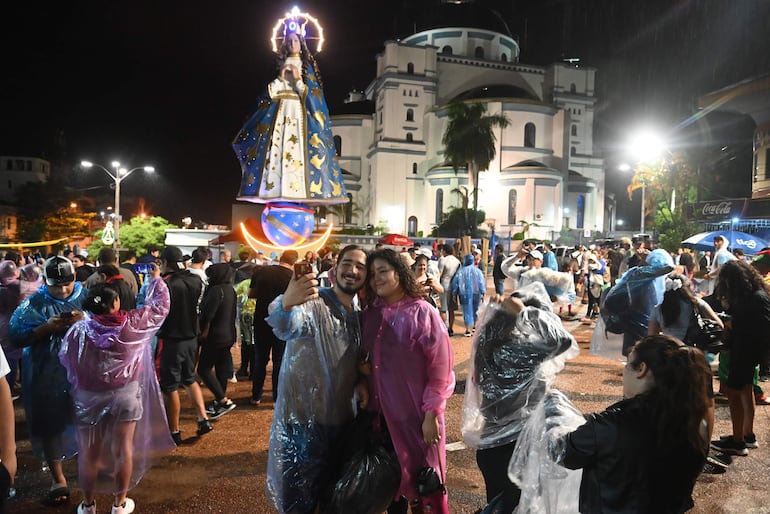 Parada ante la imagen gigante para una selfie es la práctica de los peregrinos que llegan a Caacupé. 