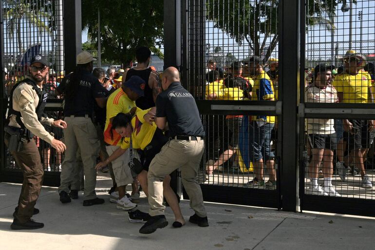 Enfrentamientos entre hinchas colombianos y la policía en la entrada al Hard Rock Stadium. 