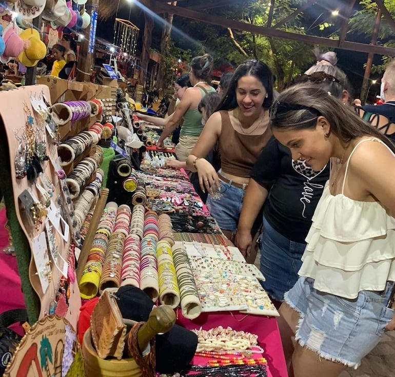 Turistas contentos recorren los stands de la feria de artesanos y emprendedores en San Bernardino.