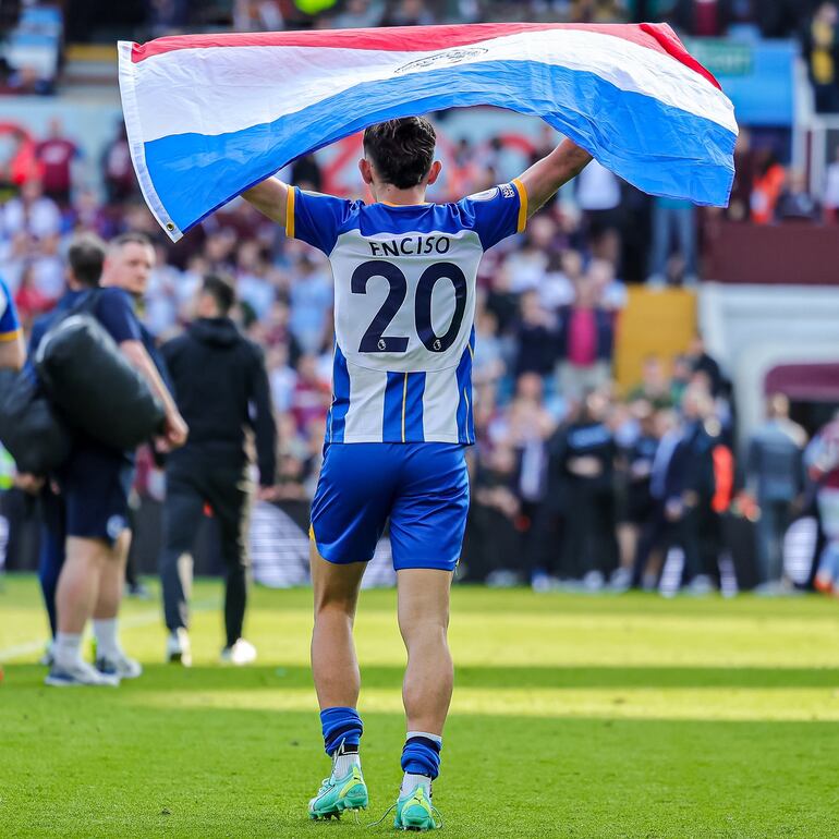 Julio Enciso, con la bandera paraguaya.