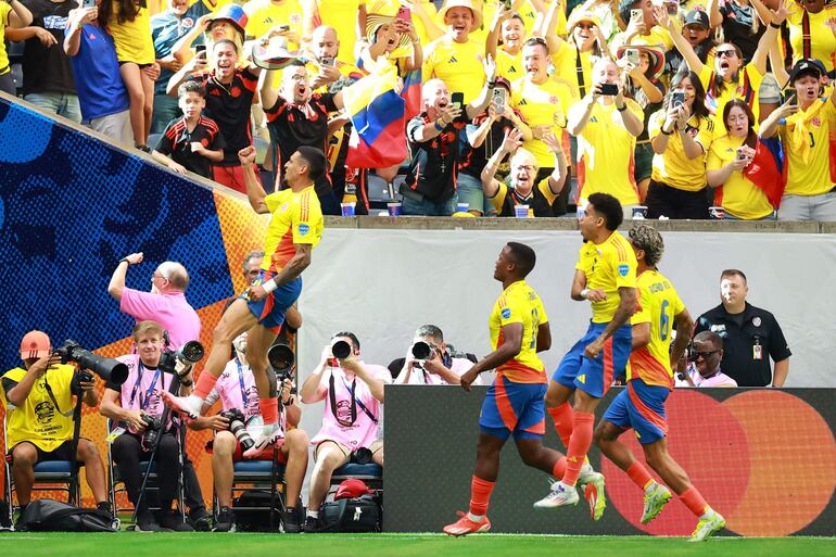 Daniel Muñoz (21), jugador de la selección de Colombia, celebra un gol en el partido frente a Paraguay por la primera fecha del Grupo D de la Copa América 2024 en el NRG Stdium, en Houston, Texas.