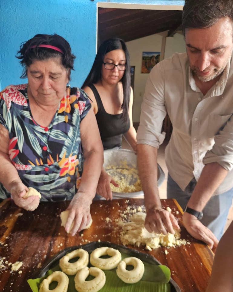 Ramin Navai haciendo chipas con doña Ohilda. (Instagram/Ramin Navai)