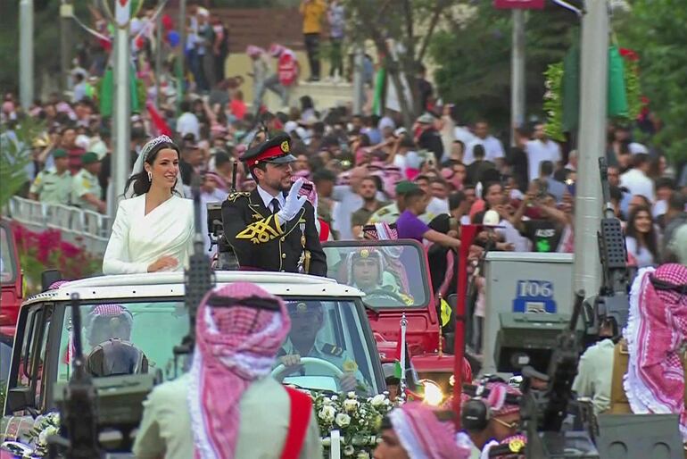 Luego de la boda real, los novios, el príncipe heredero jordano Husein bin Abdalá II y la arquitecta saudí Rajwa Al Saif recorrieron Aman en una caravana de camionetas Land Rover blancas.