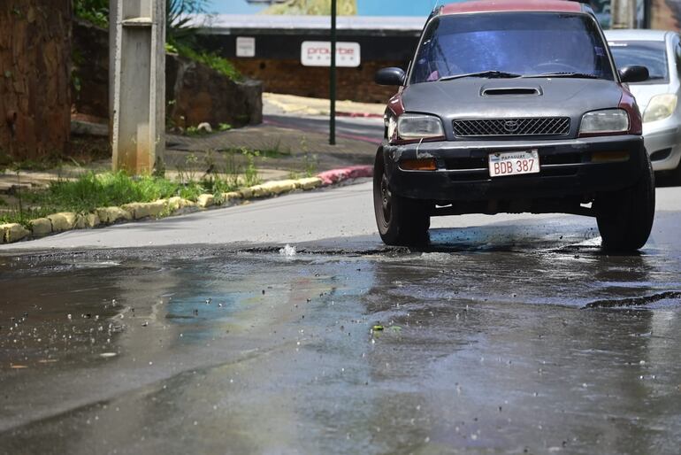 Cráter sobre la avenida España obliga a conductores a pasar al carril contrario.