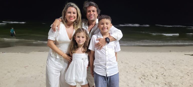 Todos de blanco. La ministra de Turismo Angie Duarte de Melillo y su familia.