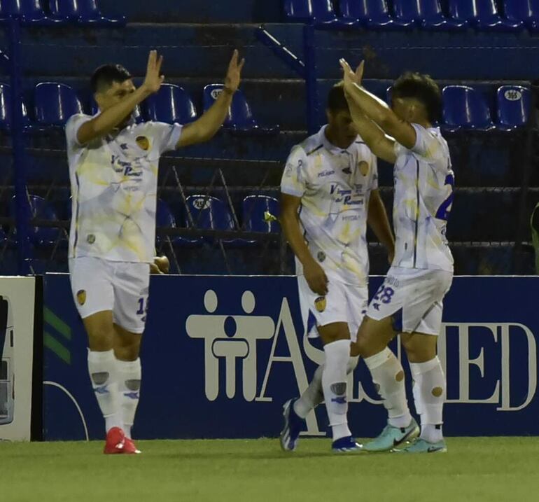 Festejo del primer gol de Luqueño ante Sol de América.