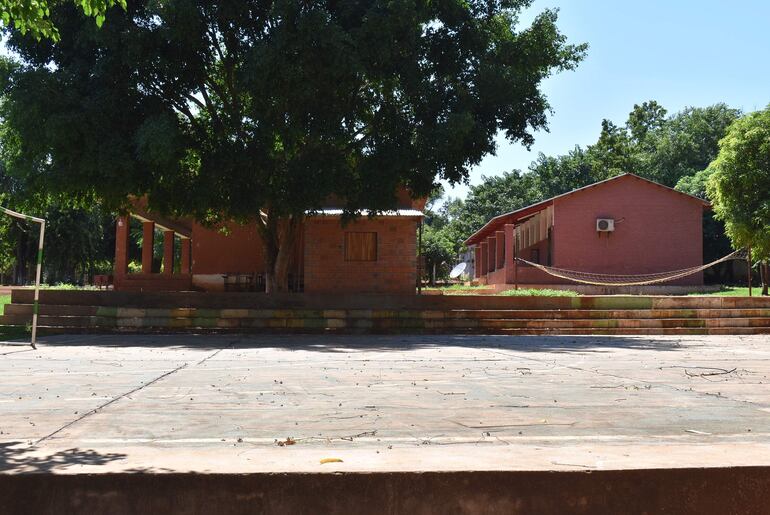 Los padres de familia del colegio nacional San Nicolás, ubicado en el centro de la ciudad de Yrybucuá, piden la construcción de un aula para los alumnos del tercer curso de la media, en vez de uniformes.