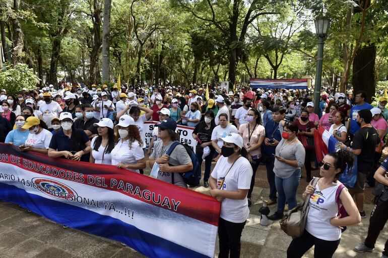 Manifestación de docentes en la Plaza Uruguaya de Asunción el pasado 11 de octubre.