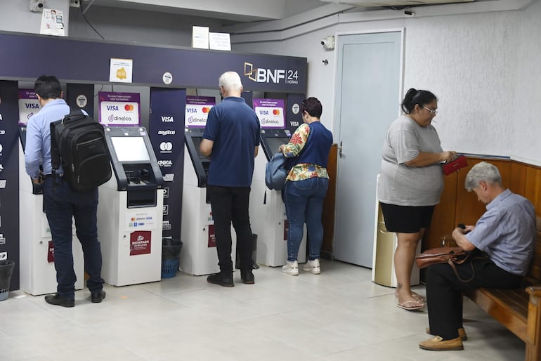 Los pago se realizan a través de la red del Banco Nacional de Fomento (BNF).