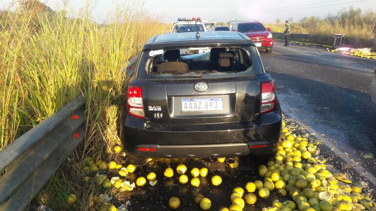 Auto que recibió daños materiales luego de que se le cayera carga de pomelos en accidente fatal sobre ruta PY03.