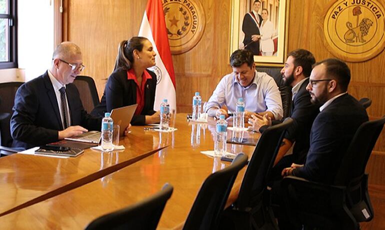 Representantes de la Cámara de  Cáñamo Industrial del Paraguay (CCIP) se reunieron con autoridades del Ministerio de Industria y Comercio (MIC).m