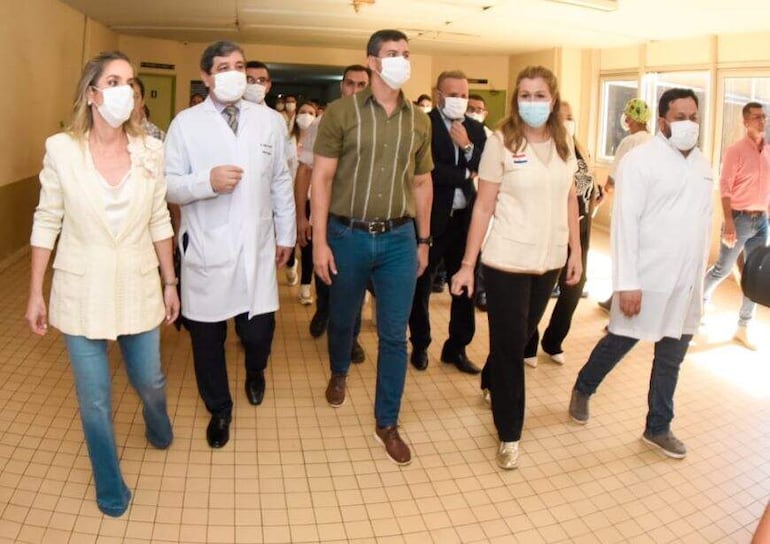 El pasado 19 de febrero, el presidente de la República, Santiago Peña y la primera dama Leticia Ocampos, visitaron el Hospital Nacional junto a la ministra de Salud, María Teresa Barán. Prometieron mejoras urgentes, que no se cumplieron. 