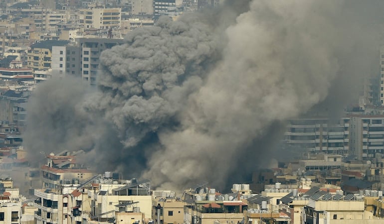 La serie de bombardeos lanzados por el ejército de Israel sobre Beirut deja varios edificios derrumbados. 