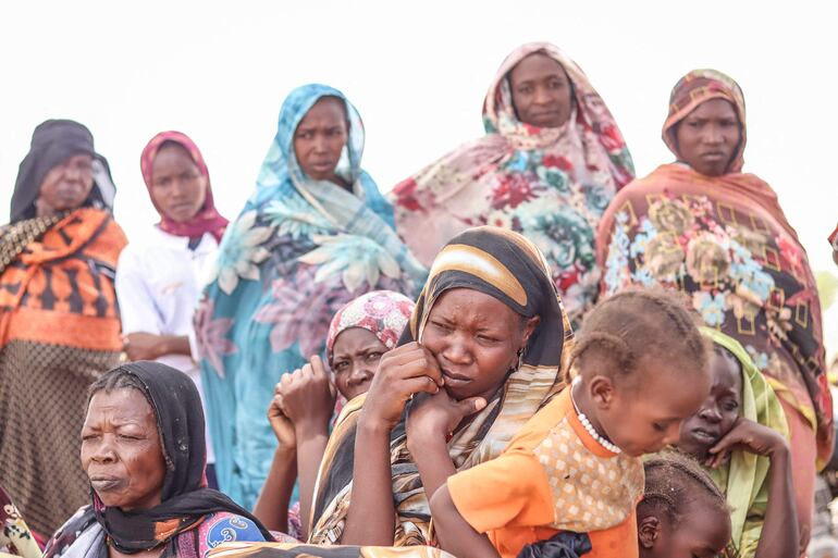 Refugiadas sudanesas de la zona de Tandeti en un centro de ayuda humanitaria en Koufroun, Chad, el pasado 30 de abril.