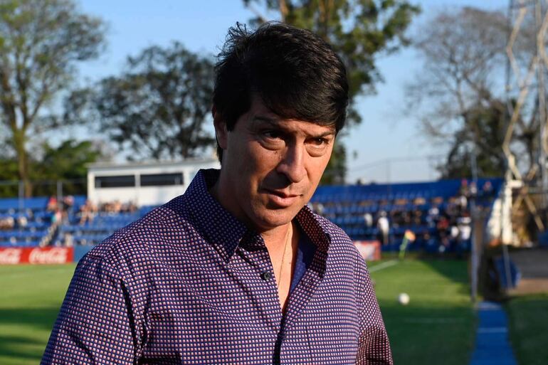 El argentino Daniel Garnero, entrenador de Libertad, en el partido contra Tacuary por la undécima fecha del torneo Clausura 2023 del fútbol paraguayo en el estadio Luis Alfonso Giagni, en Villa Elisa. 