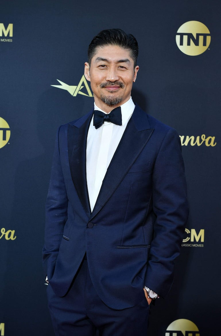 ¡De gala! El actor Brian Tee llegó de esmoquin a los AFI Life Achievement Award en Hollywood, California. (VALERIE MACON / AFP)